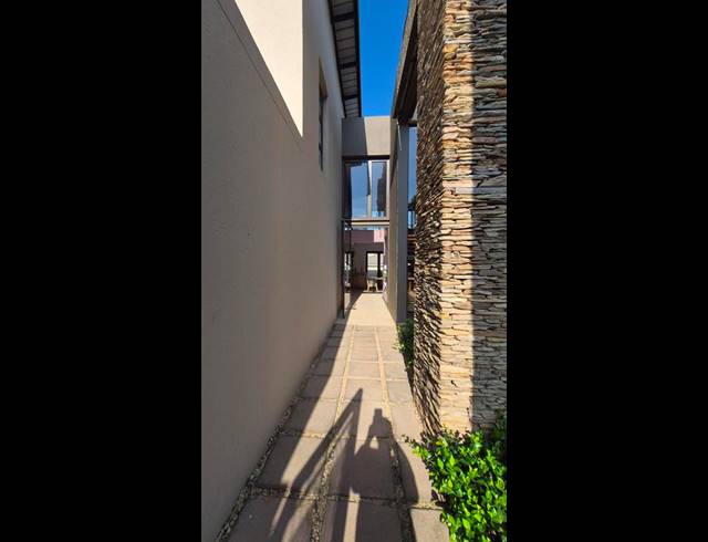 5 BEDROOM HOUSE FOR SALE IN RASLOUW GLEN